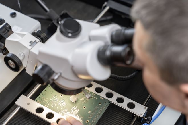 Microskop und platine