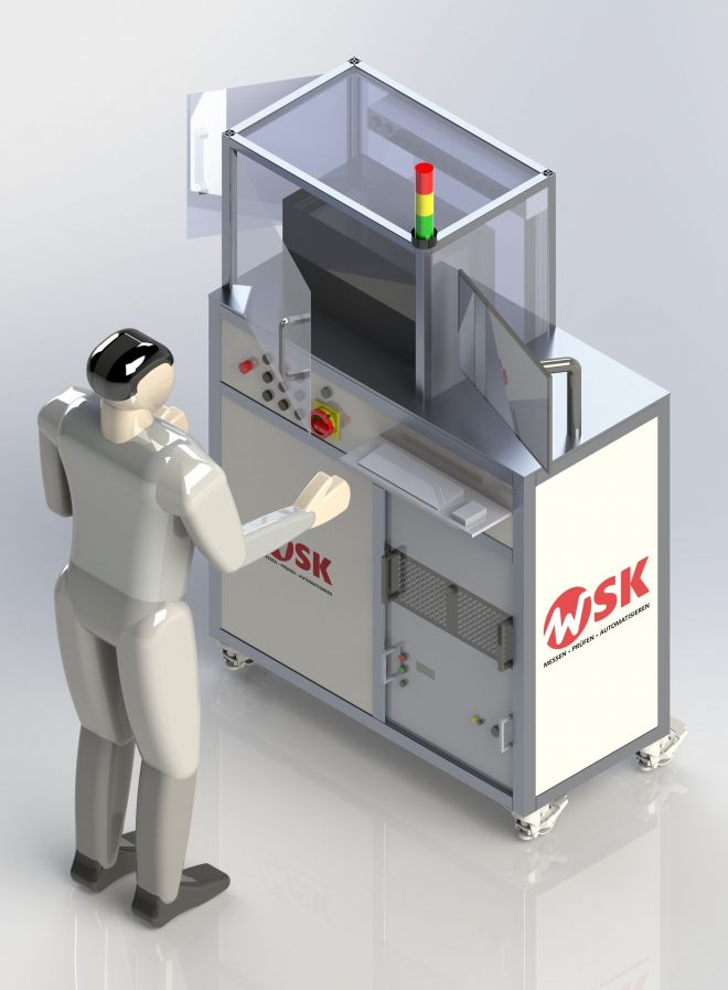 Kompakter automatisierter Funktionstest- und Simulationsprüfstand von WSK mit geschlossener Sicherheitszelle, Bedienpanel, Signalleuchte und integriertem Prüfbereich. Ein Bediener steht vor der Anlage und interagiert mit dem System.