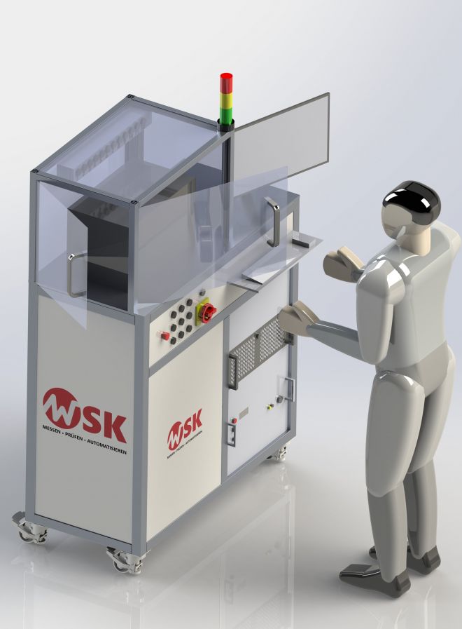 Schrägansicht eines kompakten WSK-Funktionstest- und Simulationsprüfstands mit transparenter Schutzverkleidung, Bedienfeld und geöffnetem Arbeitsbereich. Ein Bediener steht neben der Anlage zur Durchführung von Prüf- und Automatisierungsprozessen.