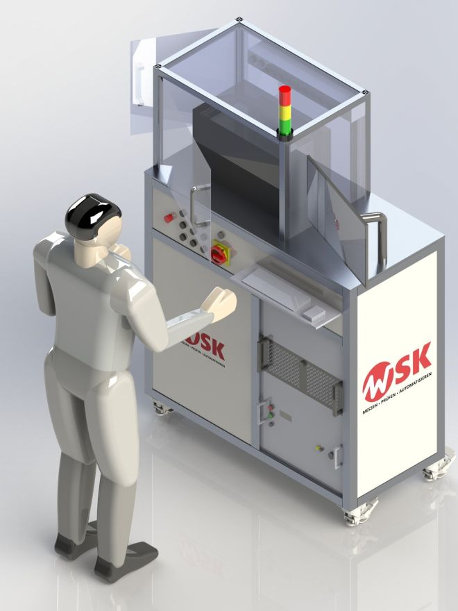Bediener an einem industriellen Testsystem mit Bedienpanel.