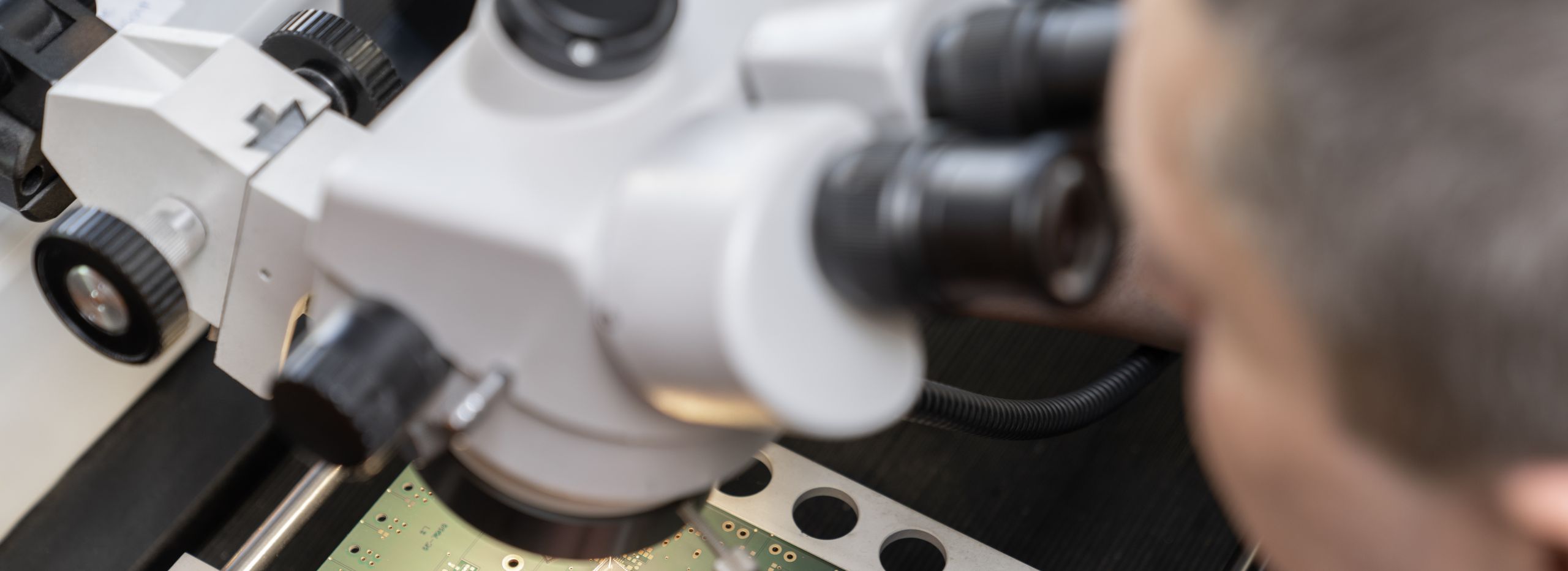 Microskop und platine