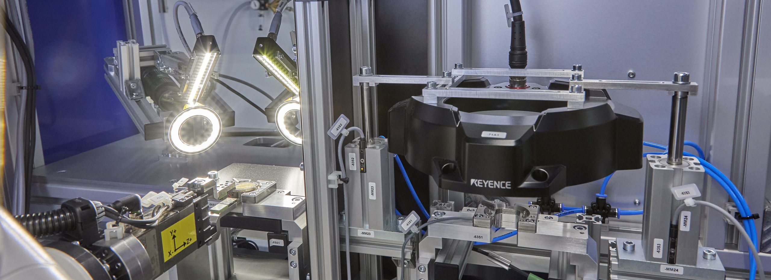 Automatisierte optische Prüf- und Messzelle zur präzisen Qualitäts- und Funktionsprüfung industrieller Komponenten.