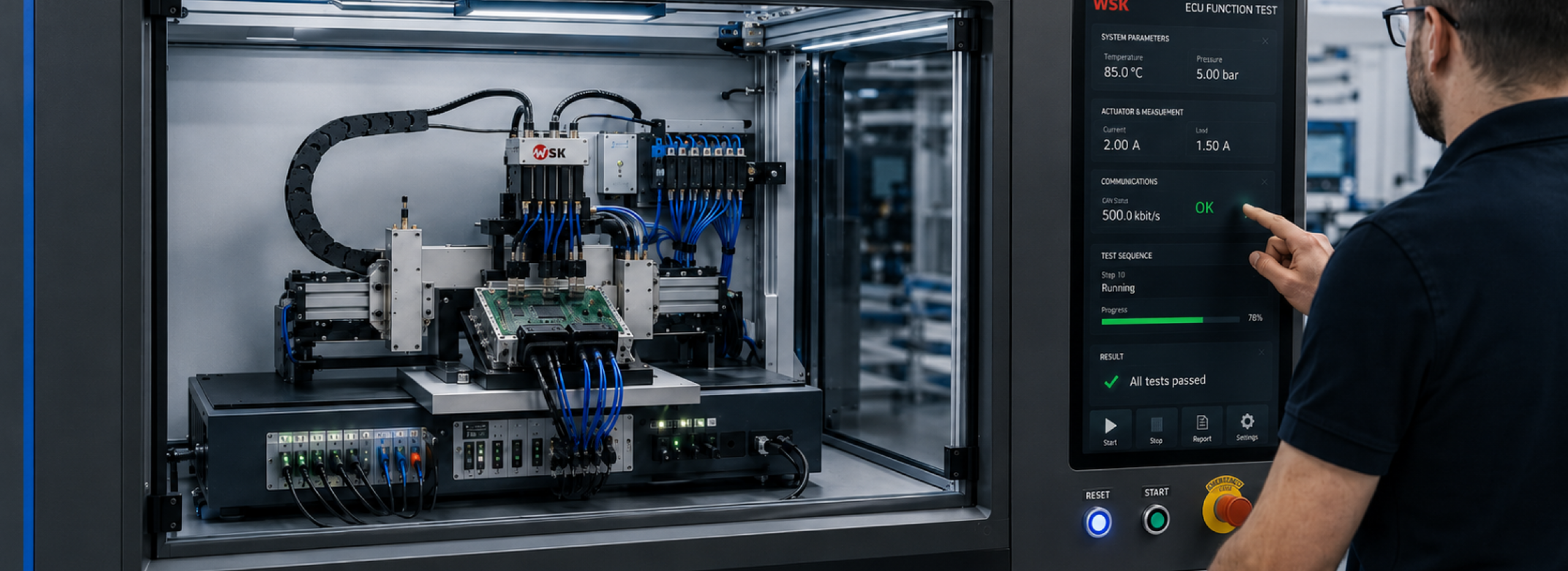 Moderner WSK-Prüfstand in einer industriellen Fertigungsumgebung. Ein Techniker bedient den Touchscreen, während im Inneren der Maschine eine elektronische Steuereinheit mit angeschlossenen Kabeln und Prüfmodulen getestet wird.